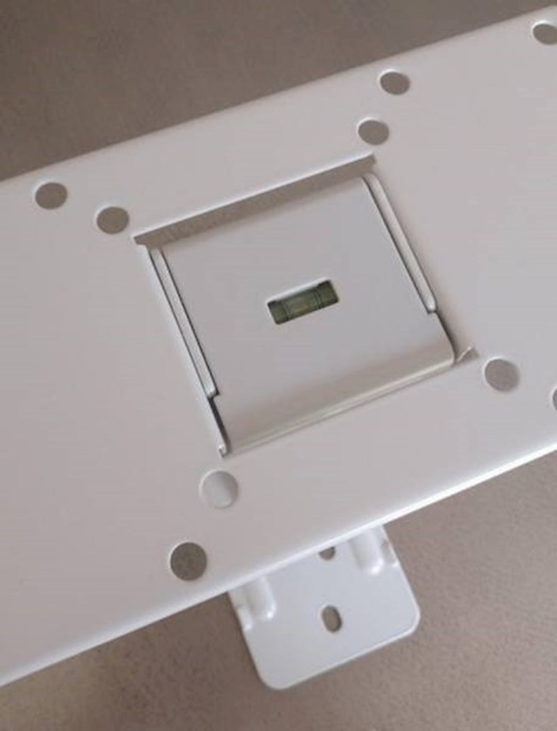 Ovaj nosač za TV ima u sredini malu libelu (vaser vagu) pomoću koje osoba koja ga montira zna stoji li nosač ravno ili ukošeno.