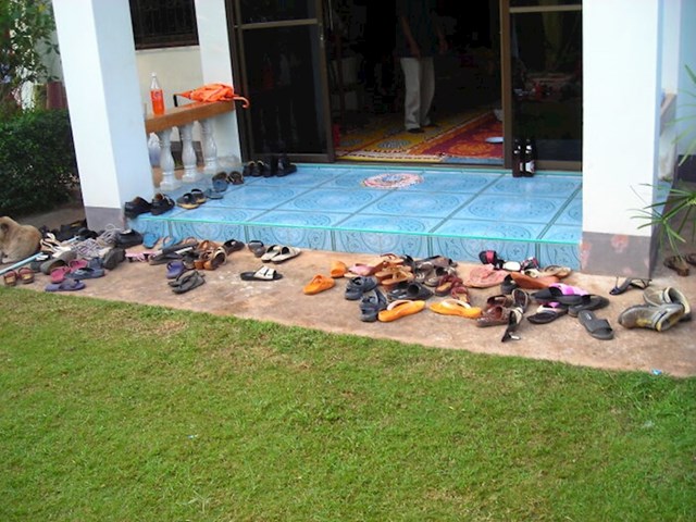 Na Tajlandu je normalno izuti cipele prije ulaska u zgradu
