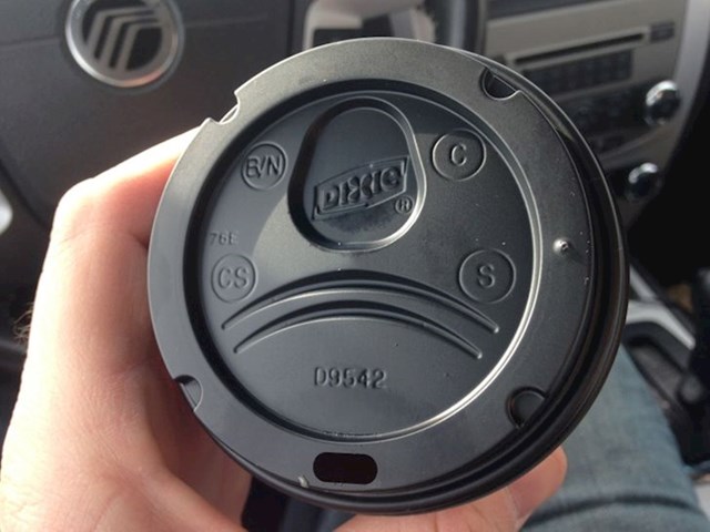 Poklopac za kavu ima prostor za nos za ugodnije iskustvo ispijanja