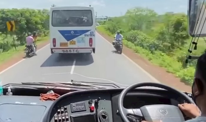 Netko je snimio kako izgleda pretjecanje autobusa u Indiji, ovaj vozač zaslužuje medalju