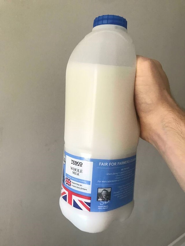 Punica drži omekšivač u boci od mlijeka
