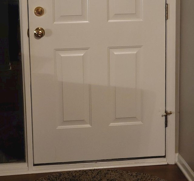 Ovaj odsjaj na vratima izgleda kao da su prerezana