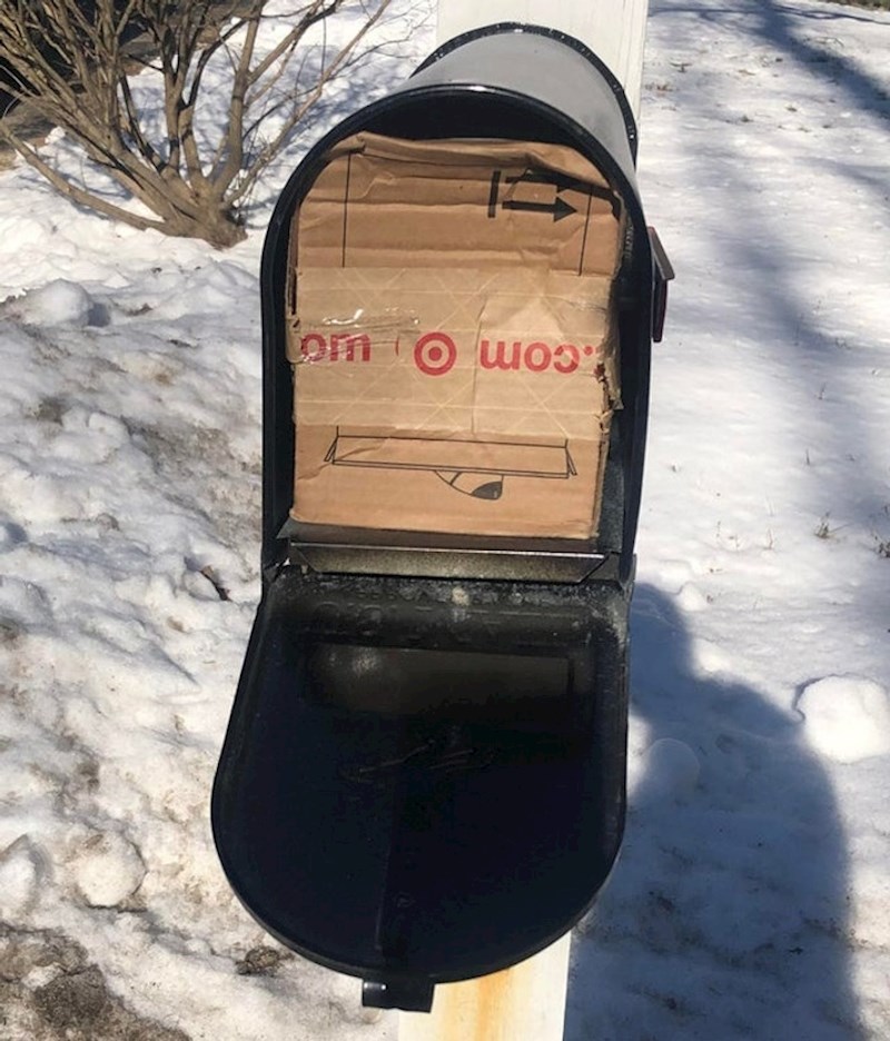 Ako ćemo pošteno, poštarov posao je da dostavi paket, a to što ga mi poslije ne možemo izvaditi, nije njegov problem