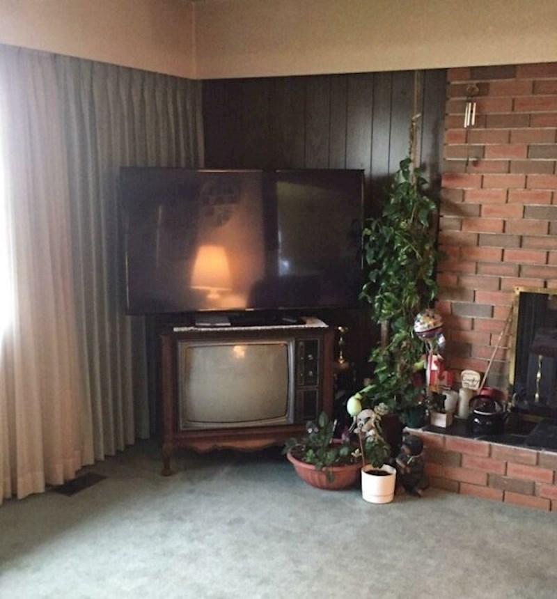 Teta stari televizor koristi kao postolje za novi televizor pa se dobro može vidjeti kako se promijenio