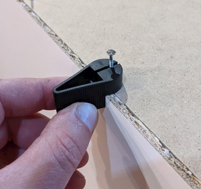 IKEA-in namještaj dolazi s držačem za čavao. Na sve su mislili :)