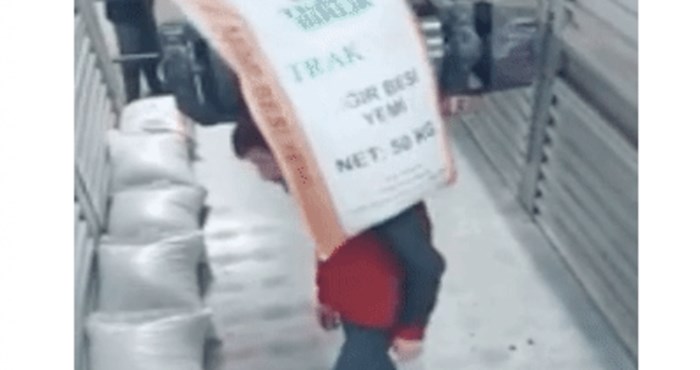Nećete vjerovati kako ovaj tip prebacuje vreće cementa