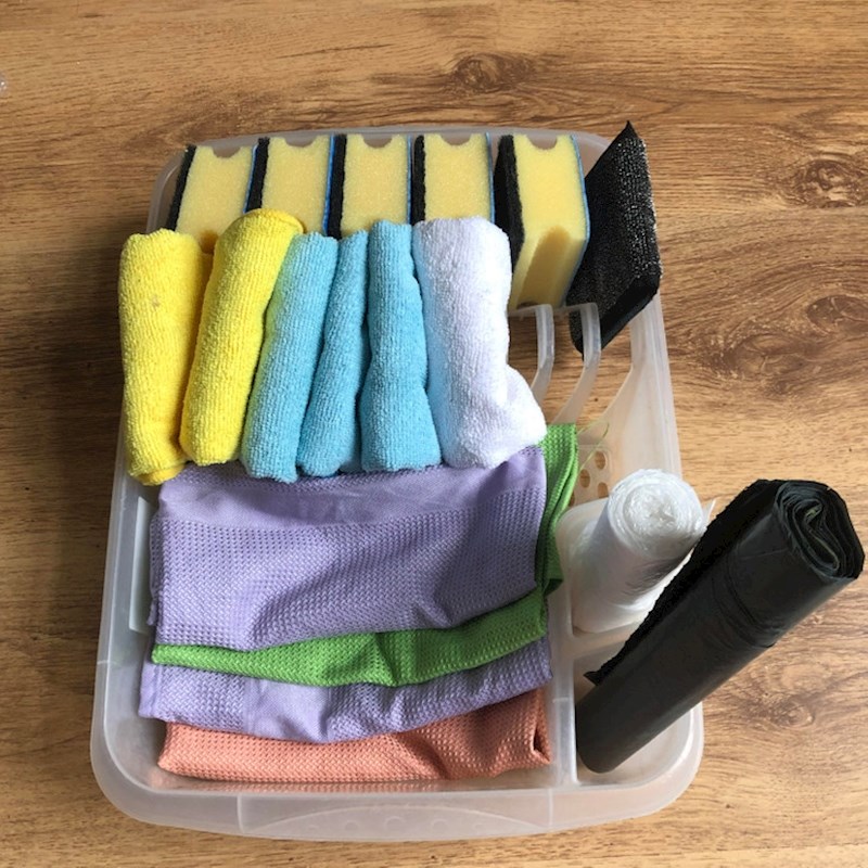 Iskoristite stari ocjeđivač posuđa za sortiranje krpa i spužvica