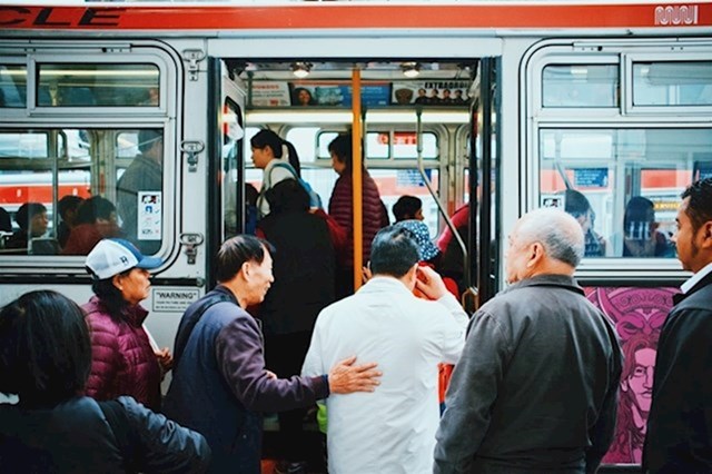 Uvijek prvo pusti ljude da izađu iz javnog transporta prije nego uđeš unutra