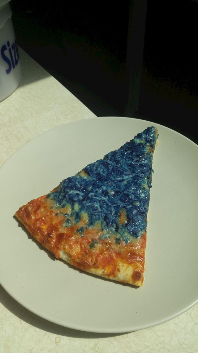 Naručio je pizzu s plavim sirom