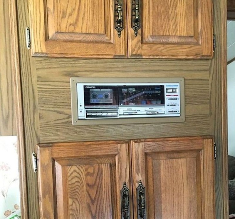 Ova kuća ima ugrađeni kasetofon koji svira kroz cijelu kuću