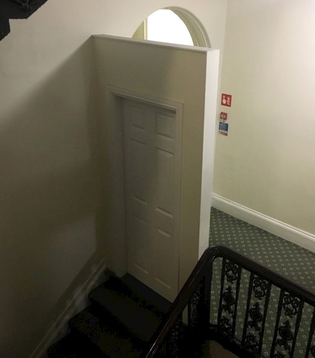 Čemu ova čudna vrata u hodniku hotela?