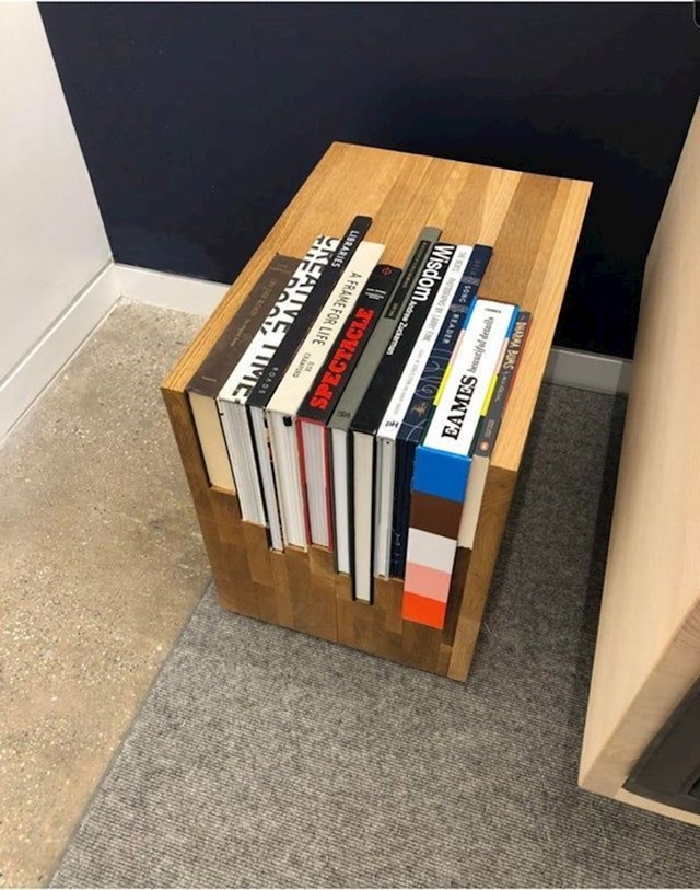 Drveni stolić stvoren za uredno držanje knjiga