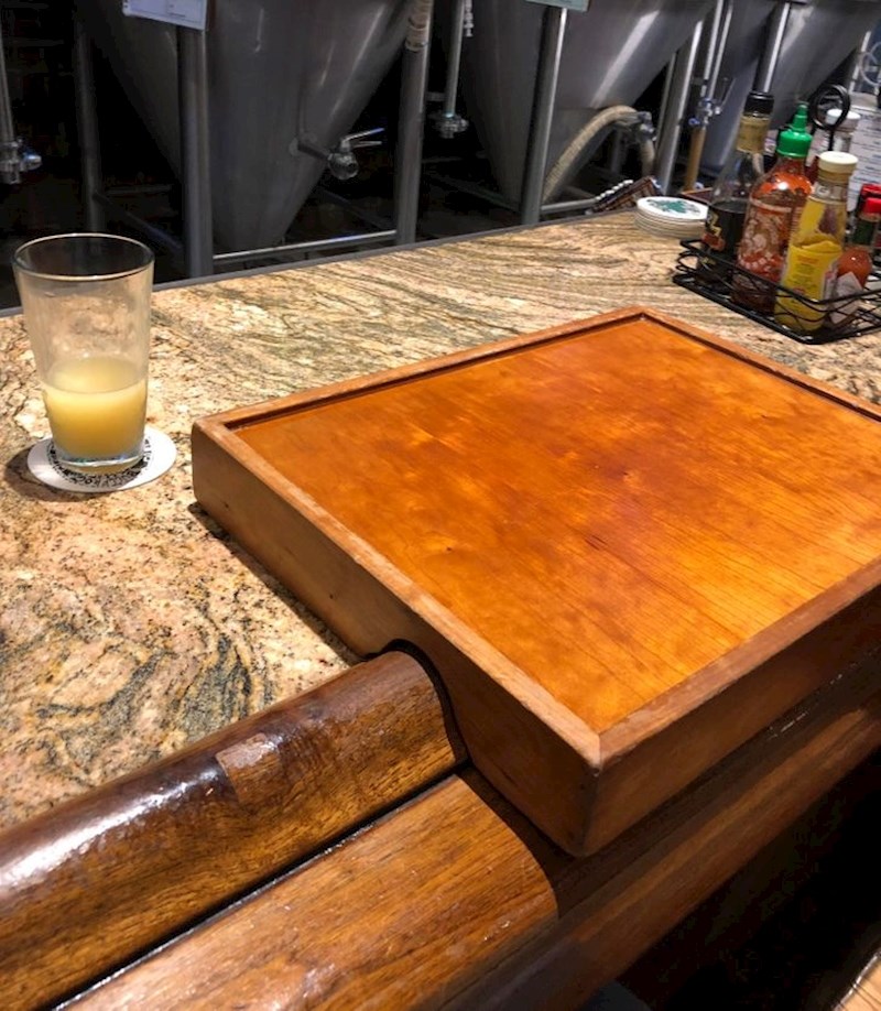 Ovaj šank ima posebne pladnjeve za one koji žele jesti baš za šankom