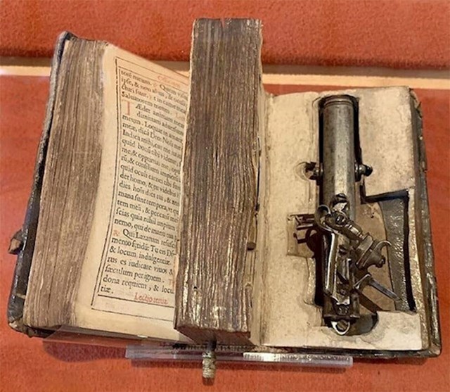 Pištolj skriven u Bibliji, napravljen za Francesca Morozinija. Pištolj je mogao opaliti i dok je knjiga zatvorena