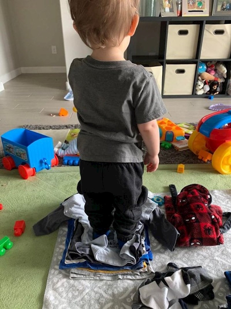 Upalila sam mu TV da složim odjeću. Ovdje je odabrao stajati i ne miče se