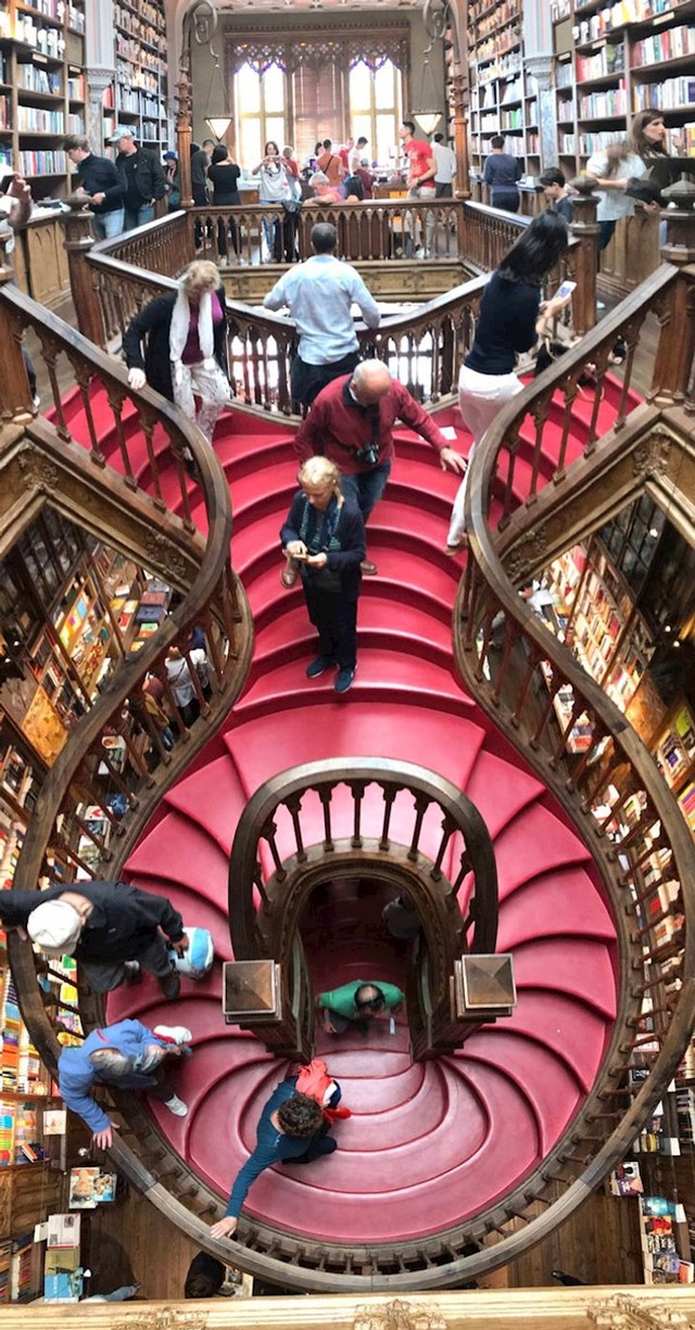 Stepenice u knjižari Livraria Lello u Portu