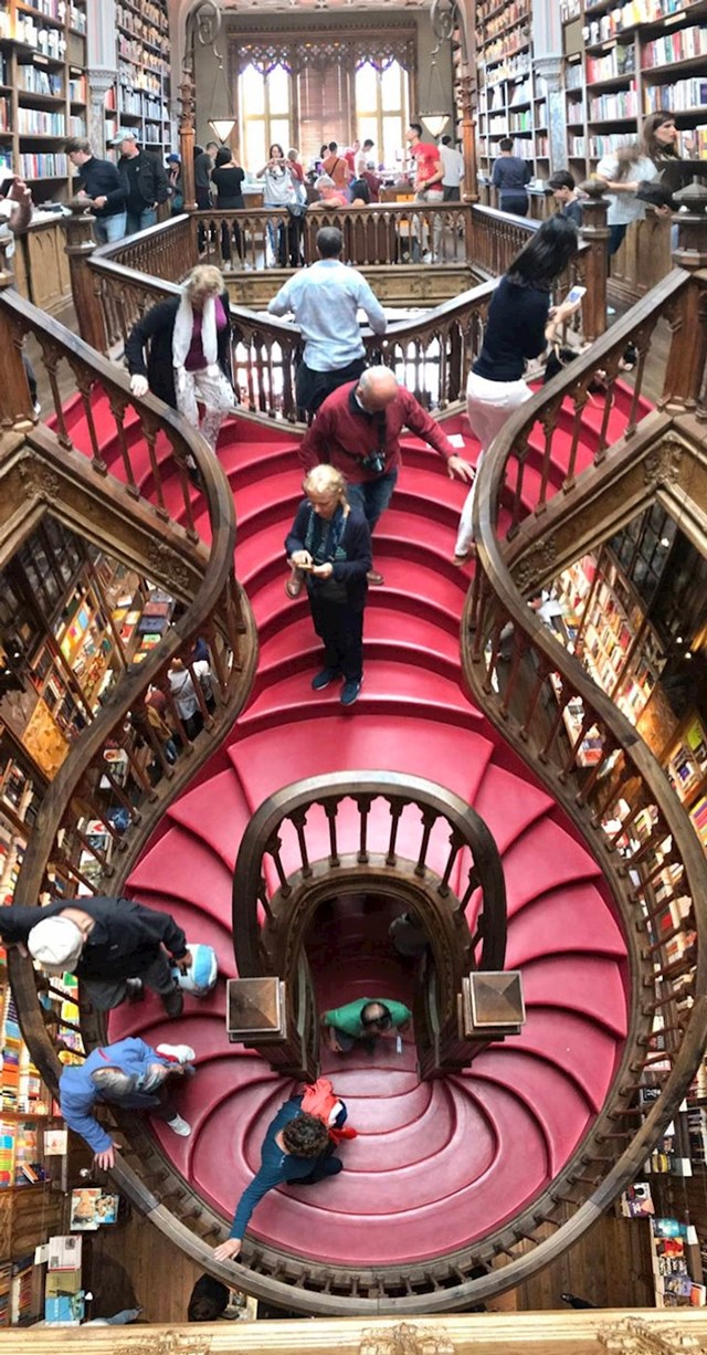 Stepenice u knjižari Livraria Lello u Portu