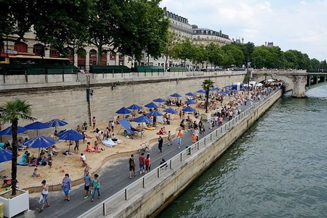 Svakog ljeta uz rijeku Seinu u Parizu postavljaju se umjetne plaže i privremeno se obustavlja promet tom ulicom dok se održavaju razni događaji