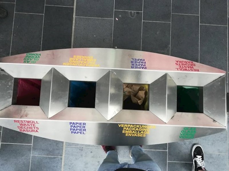 Dakle ako si s jedne strane onda u taj otvor ubacuješ papir, a ako priđeš košu za smeće s druge strane, onda u taj isti otvor ide plastika