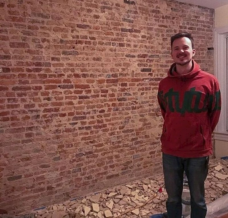 Drugog dana posjedovanja ove kuće, shvatio je da ispod žbuke ima 120 godina staru ciglu