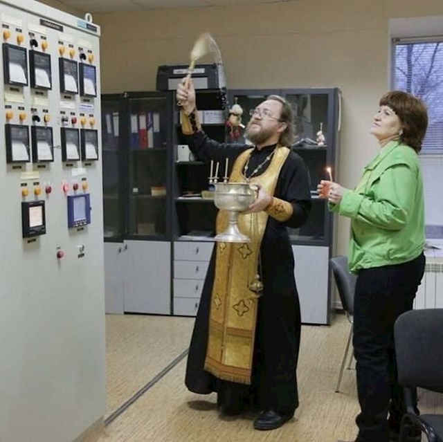 Ovo izgleda sigurno, malo vode po elektronici