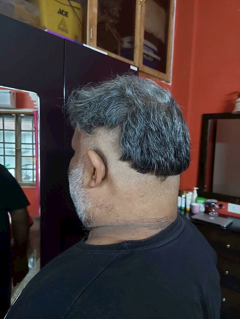 "Naša mama je završila tečaj za frizera i uvjerena je da joj super ide, ovo je frizura mog brata nakon što se dao u njene ruke."