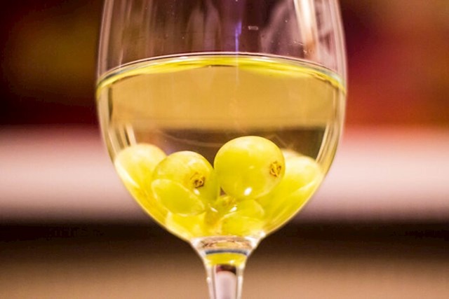 Ubacite hladno grožđe u vino - ohladit će ga, a grožđe će dobiti odličan okus