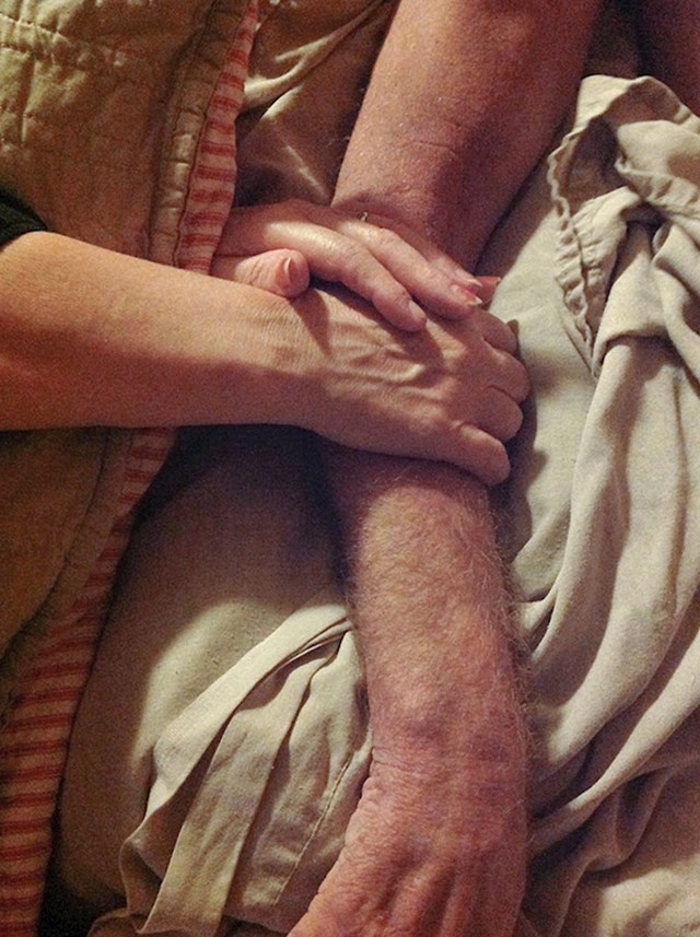 Moja mama u snu drži tatu za ruku otprilike pola sata prije nego što je preminuo
