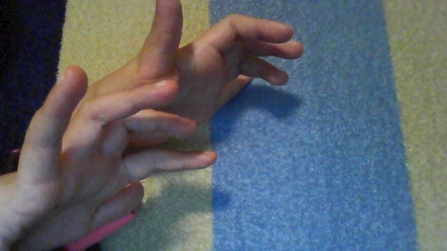 4. Ova osoba može pomaknuti srednji prst, kažiprst i prestenjak bez da pomiče vrh prsta