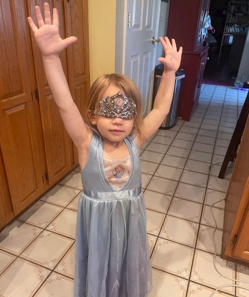 Inzistira da ovako nosi tijaru