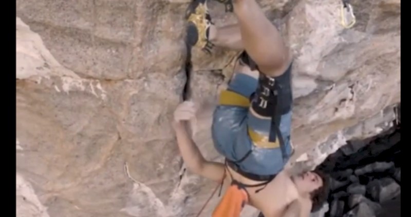 Video koji je fascinirao milijune: Nećete vjerovati kako je umorni penjač "vratio" krv u ruke