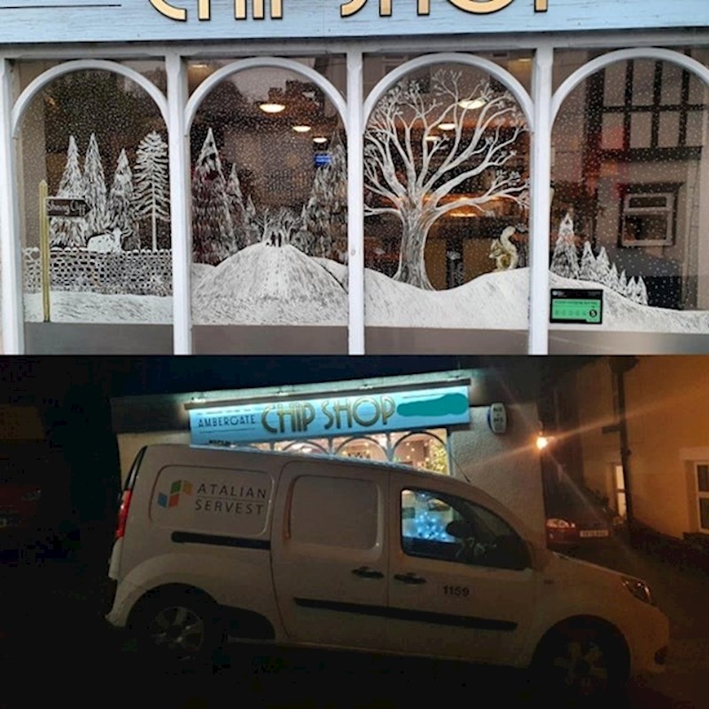 Skupo su platili oslikavanje izloga za blagdane i ovaj kombi se tu prakirao i ne mrda već tri dana