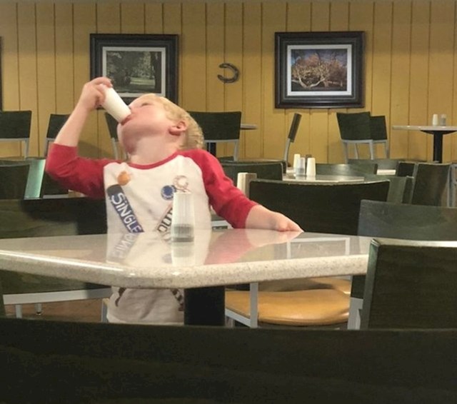 Mama ovog dječaka priča na mobitel dok on obilazi sve stolove i liže soljenke