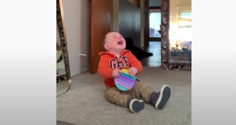 Video dana; Mama je krenula vježbati, a beba nije mogla doći sebi od smijeha