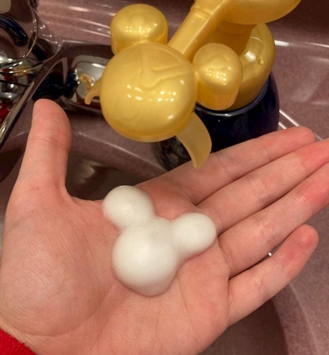 Držač sapuna koji vam ispušta sapun u obliku Mickey Mousa