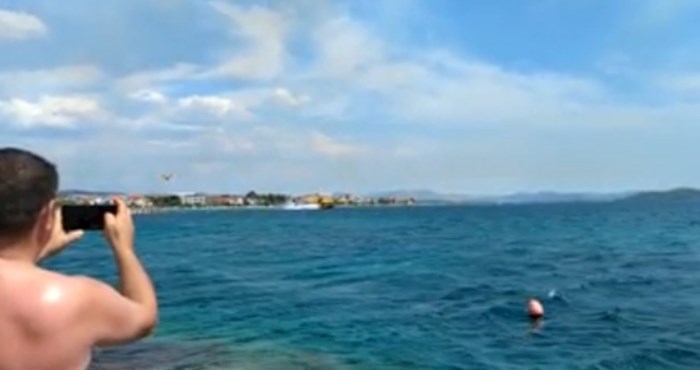 Snimka iz Hrvatske postala je svjetski hit: Pogledajte kako 4 kanadera hvataju more blizu obale