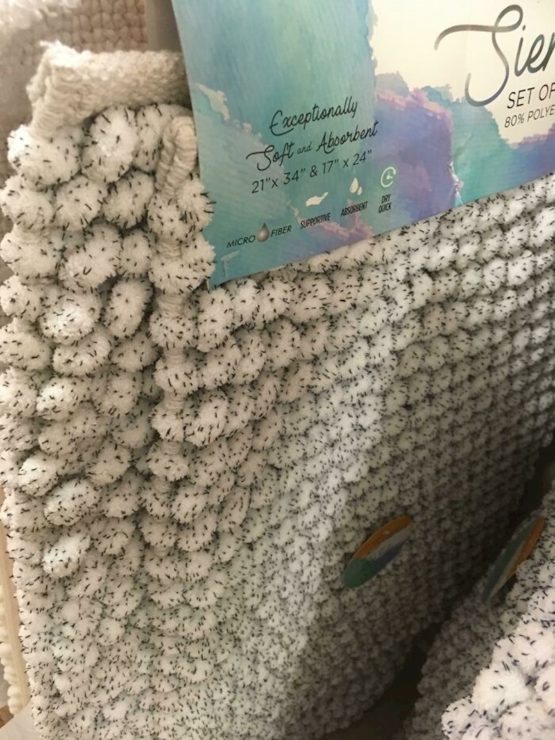 Tepih koji izgleda kao da je prekriven mravima