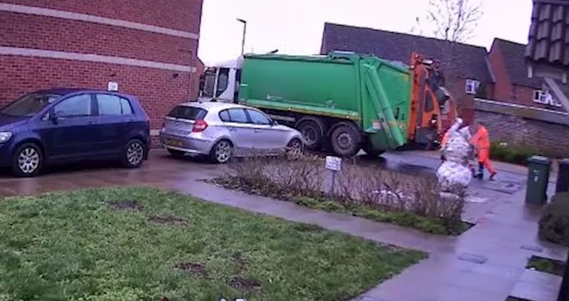 Kamera snimila smetlara kako radi nešto bizarno, odmah je dobio otkaz