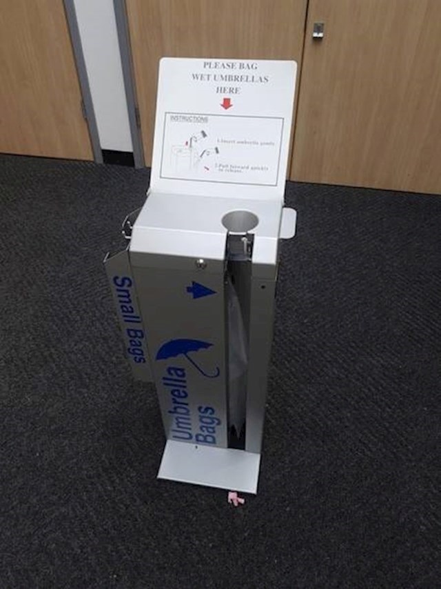 Ova naprava "pakira" kišobrane prije ulaska u bolnicu, dovoljno je kišobran postaviti u rupu.
