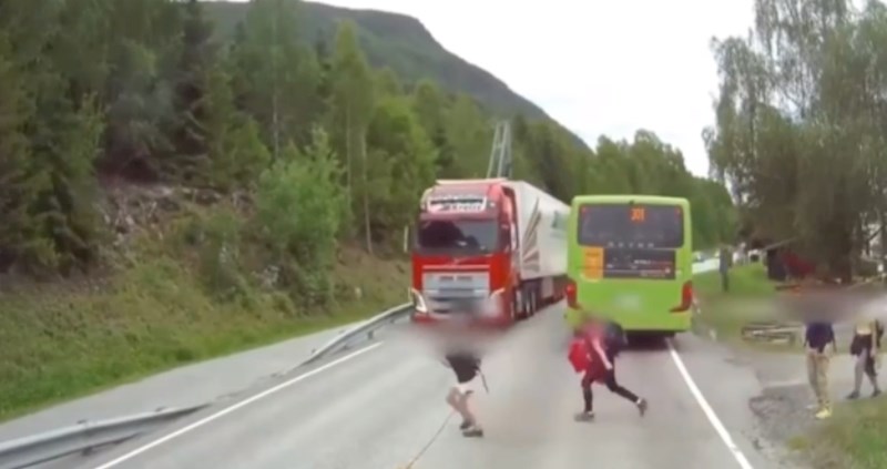 Snimka koju morate vidjeti da biste povjerovali: Kamion je u punoj brzini, preko ceste idu djeca...