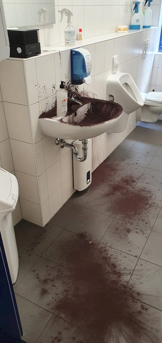 Netko je ovo napravio u WC-u u školi