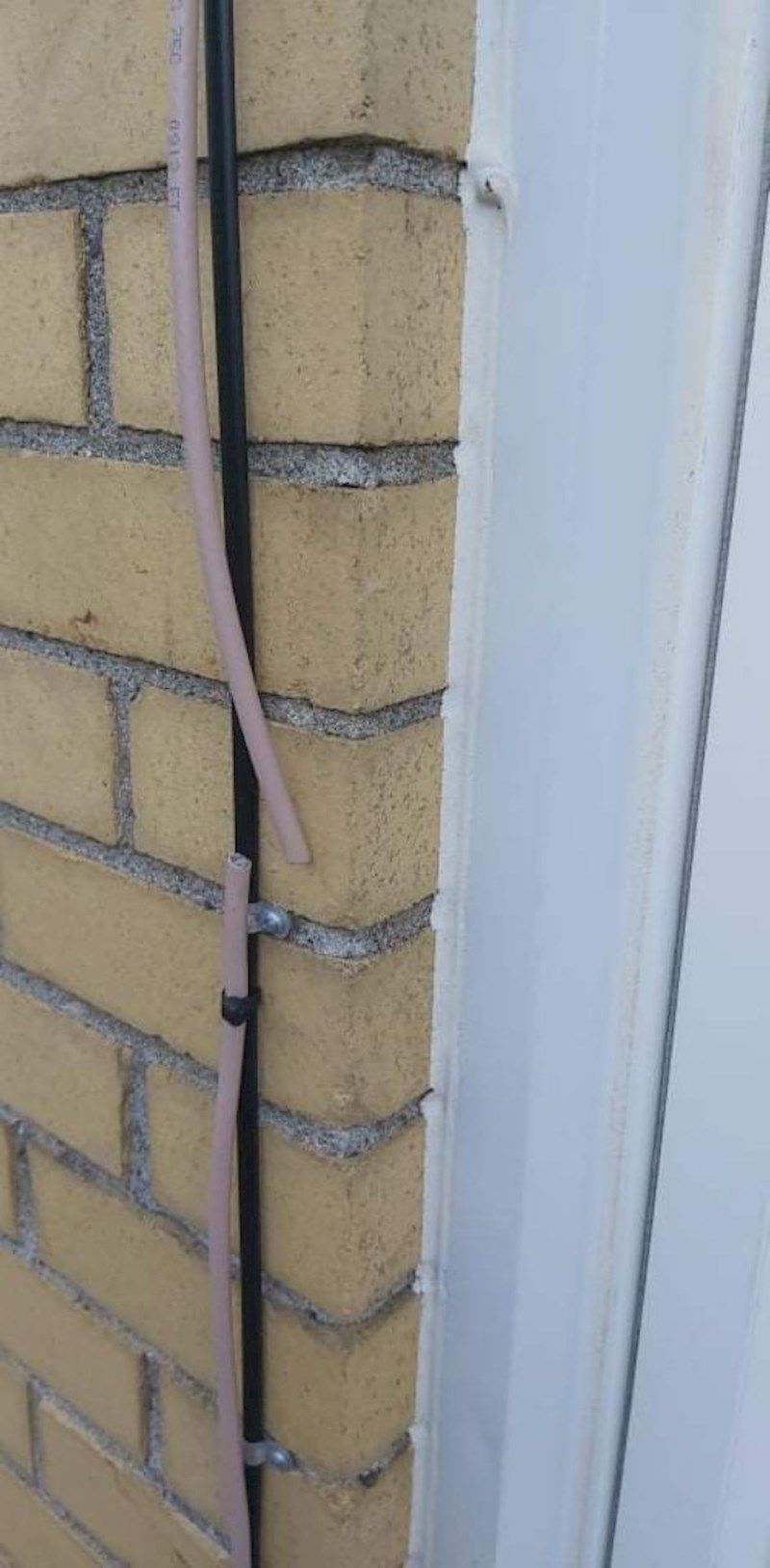 Netko mu je prerezao kabel od interneta