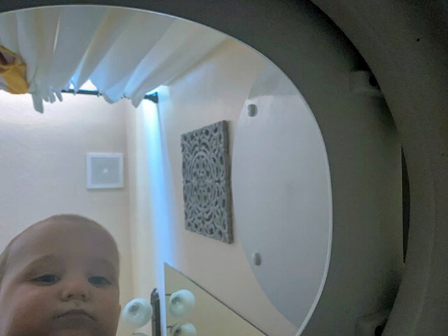 Netko je bacio suprugin mobitel u školjku, a nismo bili sigurno tko od djece je kriv za to dok nije pogledala galeriju fotografija