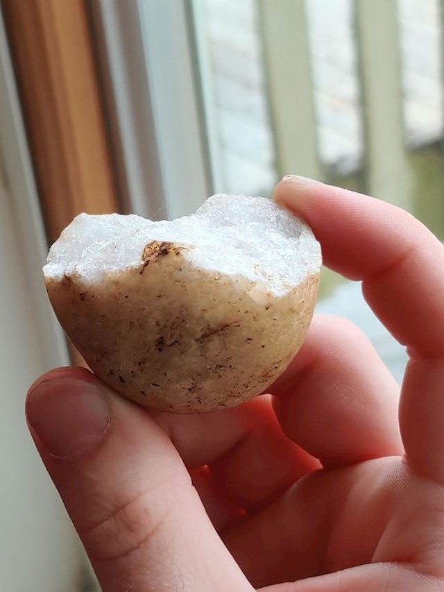Kamen koji izgleda kao pola krumpira