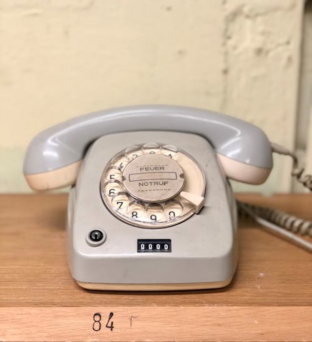 Telefonski razgovori- obožavali smo ih, i mogli smo satima čavrljati s prijateljima dok bi nas roditelji upozoravali, a sada mi se povraća kad čujem da zvoni