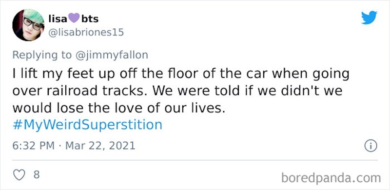 Kad prelazimo preko željezničke pruge autom, obavezno moram dignuti noge u zrak