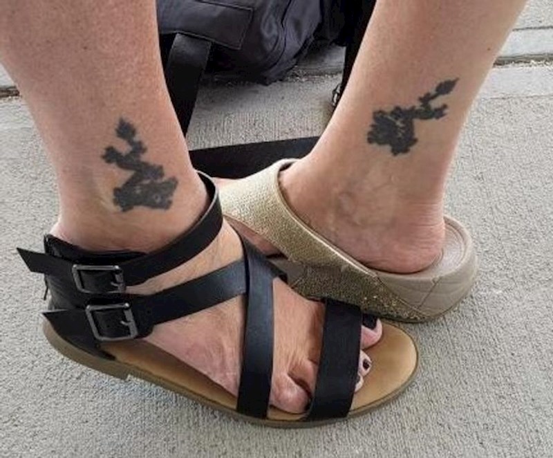 Srela je nepoznatu ženu koja ima identičnu tetovažu na identičnom mjestu