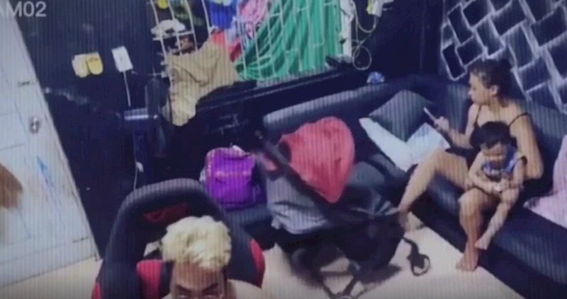 Umorna mama je čuvala bebu, njena panična reakcija je apsolutni hit