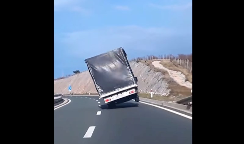 Nevjerojatna snimka s A1, kako je moguće da se ovaj kamion nije prevrnuo?
