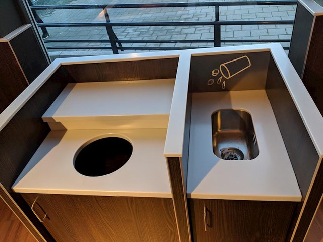U Norveškoj McDonalds ima ovakve koševe za smeće (prvo možete isprazniti šalice pa ih onda baciti)